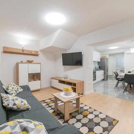 Apartmani Mara Каштела Екстер'єр фото