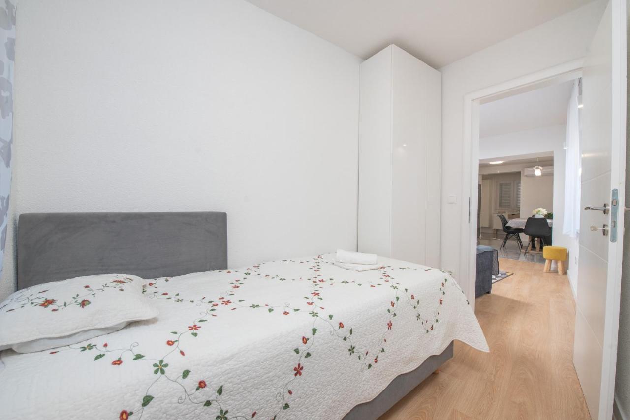 Apartmani Mara Каштела Екстер'єр фото